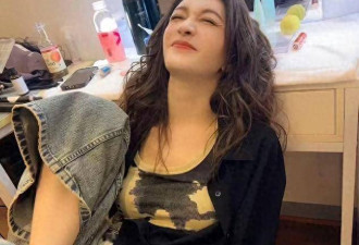 50岁李小冉机场吃面，普通人的衰老藏不住