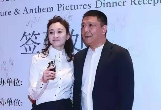 50岁李小冉机场吃面，普通人的衰老藏不住