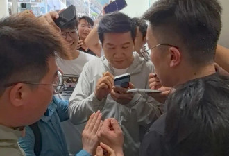 雷军路边坐小板凳吃早餐，一手热干面一手面窝