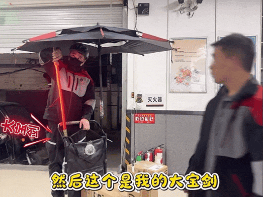 还清300万债务,他把快递车装成"最美工位",继续上路