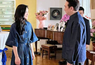胡可受邀现身英国驻华使馆！俩儿子还在英国留学