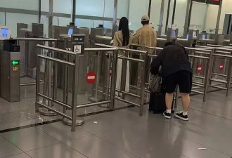 林俊杰携女友机场秀恩爱，同色系情侣装好甜