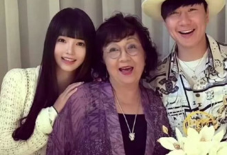 林俊杰携女友机场秀恩爱，同色系情侣装好甜