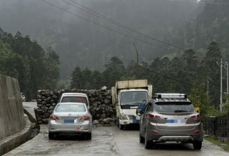 云南德钦山道遭设卡限制通行 游客需花过百元换乘