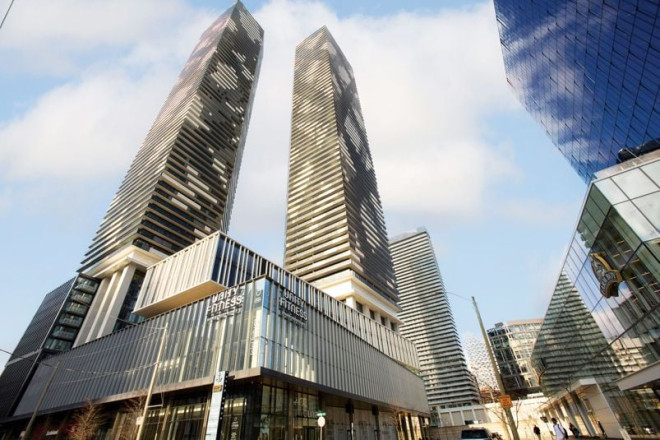 这对情侣两天内错过 8 套房,最终在湖滨找到了理想新家