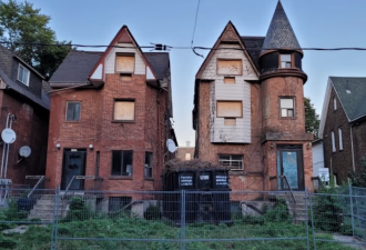 多伦多一栋在建房屋荒废6年, 破败不堪! 邻居要疯了!