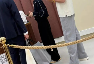 李乃文夫妇巴黎扫货，导购提三四个购物袋帮拎东西