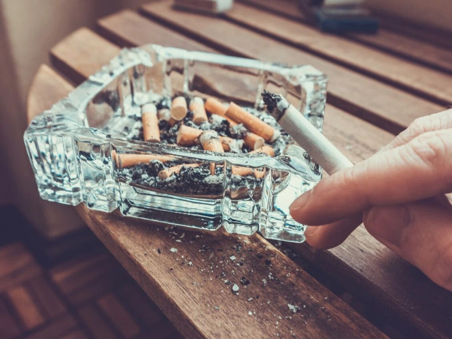 一支正在燃烧的香烟