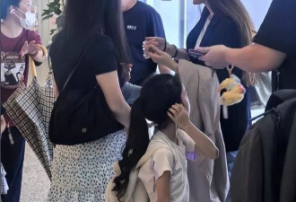 46岁吴佩慈：颧骨突出法令纹明显，独自带四娃