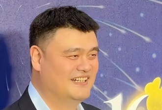 姚明亮相迪士尼，眼底乌青满脸疲惫，一身伤病走路一瘸一拐太沧桑