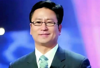 央视名嘴白岩松被病痛折磨 , 和妻子用纸条交流 , 如今已满头白发