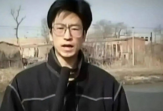 央视名嘴白岩松被病痛折磨 , 和妻子用纸条交流 , 如今已满头白发