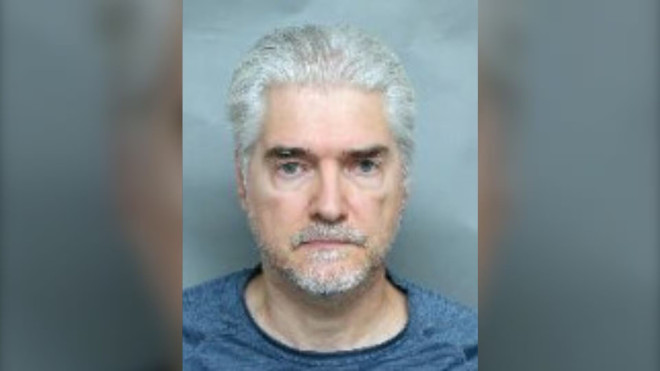 Aurora 男子 Paolo Novello 被捕，涉嫌刑事骚扰及猥亵行为。警方发布嫌疑人照片。