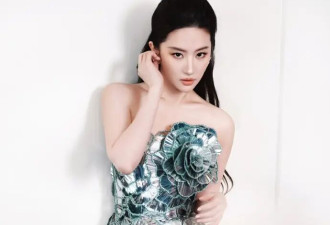 刘亦菲不愧“顶级骨相美女”！绿色立体玫瑰短裙，冷艳高级美炸了