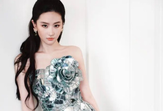 刘亦菲不愧“顶级骨相美女”！绿色立体玫瑰短裙，冷艳高级美炸了