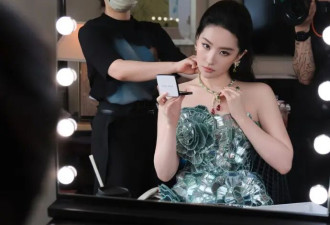 刘亦菲不愧“顶级骨相美女”！绿色立体玫瑰短裙，冷艳高级美炸了
