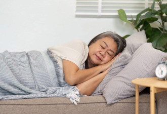 半夜醒来几次算正常？睡眠医生：视年龄而定