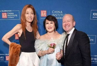 76岁王薇薇和78岁靳羽西同框 把“老”这件事撕成了两半