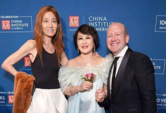 76岁王薇薇和78岁靳羽西同框 把“老”这件事撕成了两半