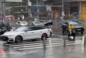 深圳发布红色暴雨警告 宣布停课 多航班延误