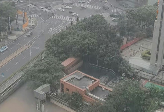 深圳发布红色暴雨警告 宣布停课 多航班延误