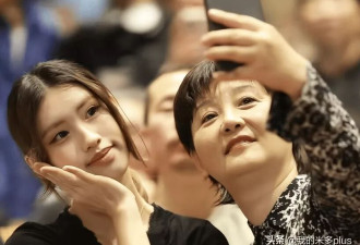 冯小刚养女回国力挺新片，徐帆笑出双下巴