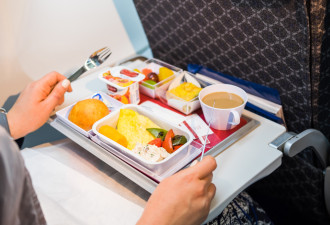 旅客哀嚎！美大型航司宣布：经济舱餐点也要付费