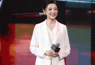 周涛真是中年女人的穿搭模板，白色西装配阔腿裤，简约才是真高级