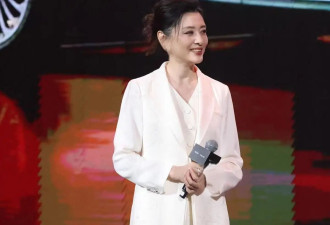 周涛真是中年女人的穿搭模板，白色西装配阔腿裤，简约才是真高级
