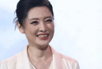 周涛真是中年女人的穿搭模板，白色西装配阔腿裤，简约才是真高级