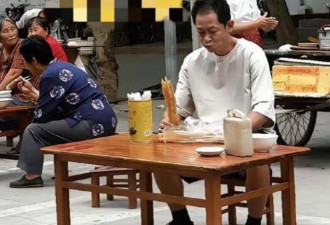 无保镖随从 王志文独坐小摊吃2根油条