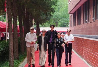 陈建斌蒋勤勤出席儿子高中毕业典礼，学霸儿子身高190