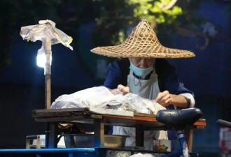 一个粽子只卖5毛钱 92岁“粽子爷爷”坚持快20年