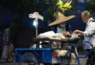 一个粽子只卖5毛钱 92岁“粽子爷爷”坚持快20年
