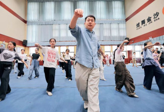 一个体育老师 一群小学生 拍出两亿人看过的青春