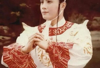 他被谢霆锋打成重伤，前妻6次流产，如今街头卖卤肉