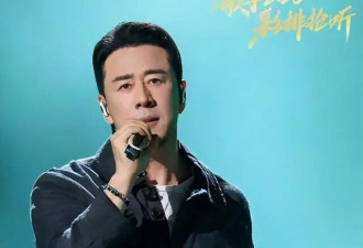 杨坤重返《歌手》首轮淘汰！眼眶发红哽咽发言，想多唱几首歌