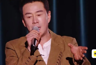 杨坤重返《歌手》首轮淘汰！眼眶发红哽咽发言，想多唱几首歌