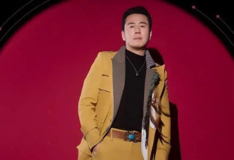 杨坤重返《歌手》首轮淘汰！眼眶发红哽咽发言，想多唱几首歌
