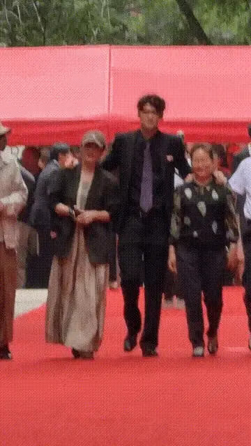 蒋勤勤一家5口走红毯，19岁虎虎身高接近2米，浓眉大眼比陈建斌帅