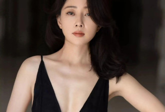 46岁殷桃晒出盛夏最新热辣写真，谁说成熟女性不能性感和可爱