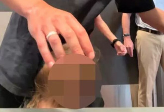 美国父亲带女儿进女厕，遭房产中介指责报警吓哭孩子