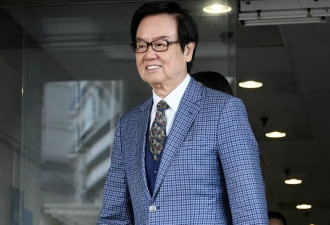 80岁黄百鸣主动入狱服刑，一言不发走入囚室