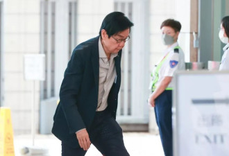 80岁黄百鸣主动入狱服刑，一言不发走入囚室