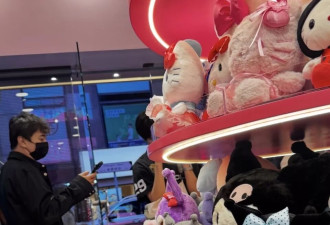 王思聪香港购物，大热天披外套身体空虚怕冷