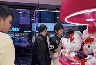 王思聪香港购物，大热天披外套身体空虚怕冷