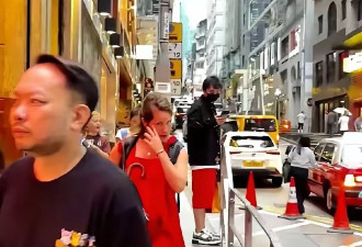王思聪香港购物，大热天披外套身体空虚怕冷
