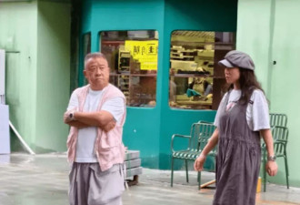 曾志伟携“红颜知己”现身佛山，粉色小马甲配灰色阔腿裤