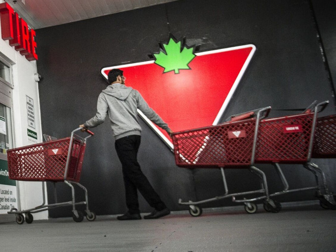 加拿大连锁店员工走进位于多伦多 Lakeshore Boulevard East 和 Leslie Street 的 Canadian Tire 门店