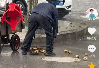 患癌卖洋芋大叔将伞借给陌生母女，自己淋雨推车